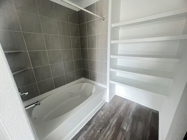 Building Photo - 5930 Cypress Hts Dr