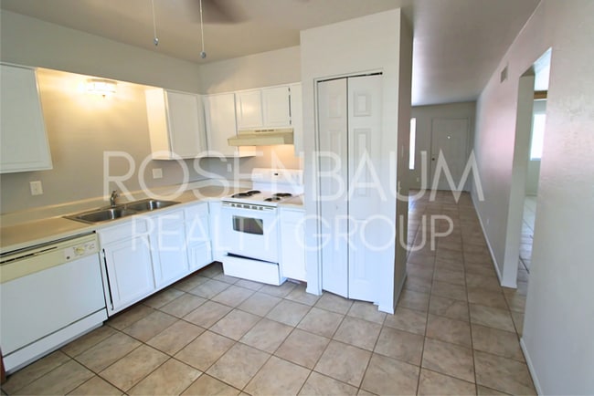 Building Photo - Charming & cozy 2-bedrooms, 1-bath triplex...
