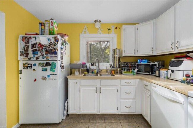 Building Photo - 61 School St