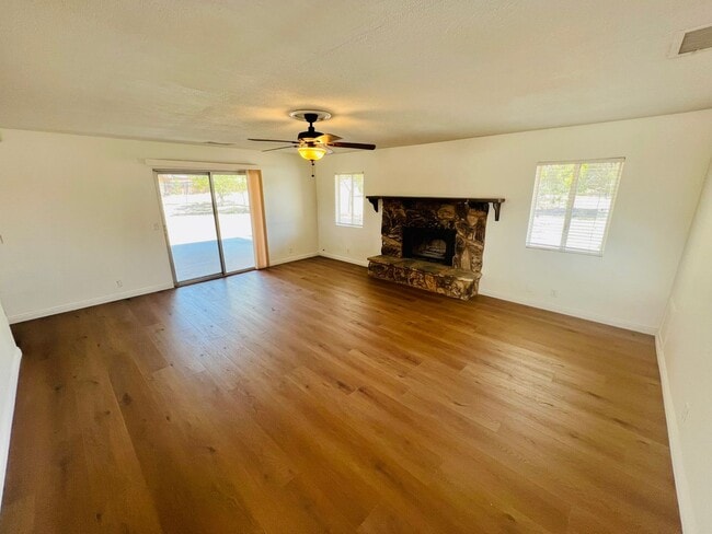 Building Photo - 3-Bedroom Hesperia Home on a Large Lot!