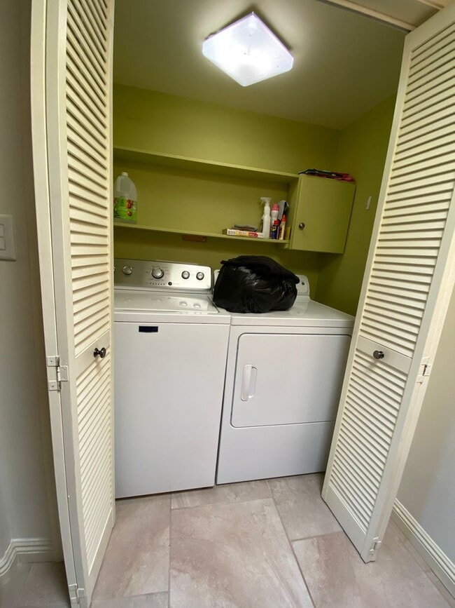 Building Photo - AVAILABLE NOW! LOVELY 1 Bed 2 Bath Condo i...