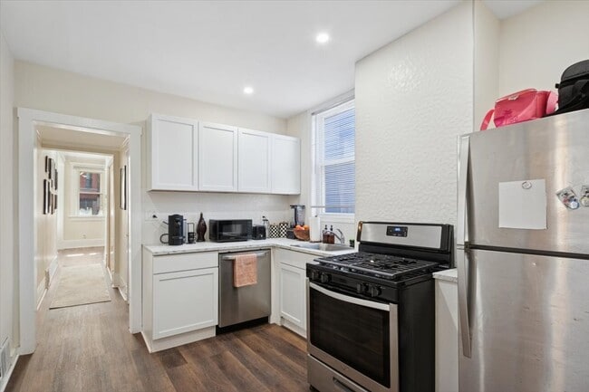 Building Photo - 2144 W Montrose Ave