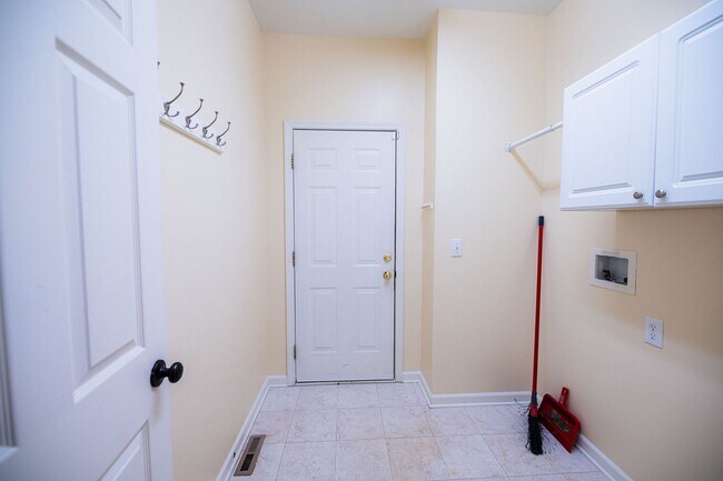 Building Photo - Stunning 6 bedroom 2.5 bathroom corner lot...