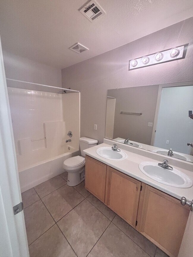 Building Photo - GREAT SINGLE STORY WITH 3 BEDS & 2 BATHS IN GATED COMMUNITY!