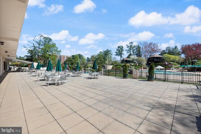 Building Photo - 203 Yoakum Pkwy