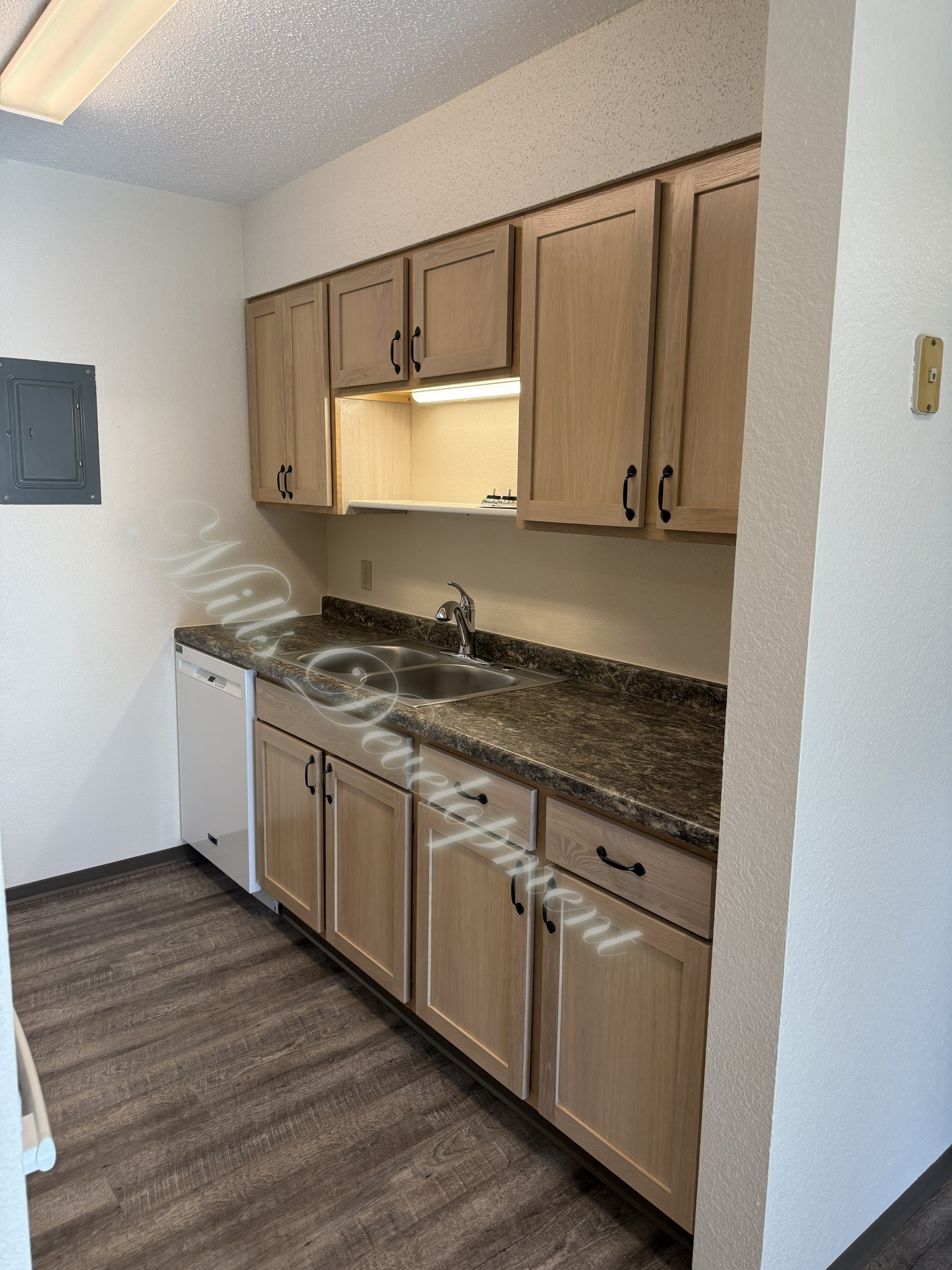 Building Photo - 305 W 8th St S