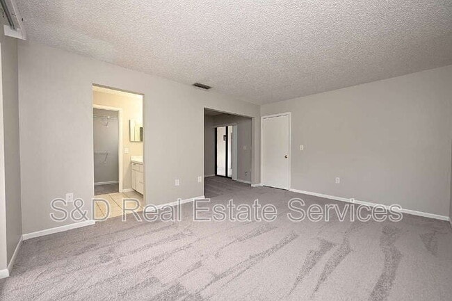 Building Photo - 1808 Village Ct