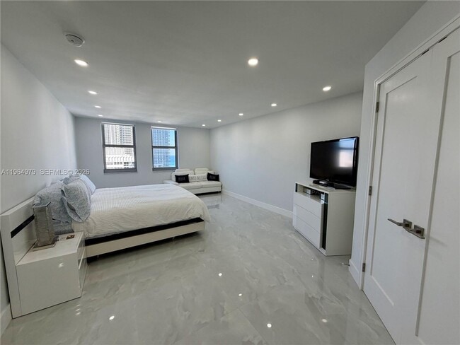 Building Photo - 1920 S Ocean Dr