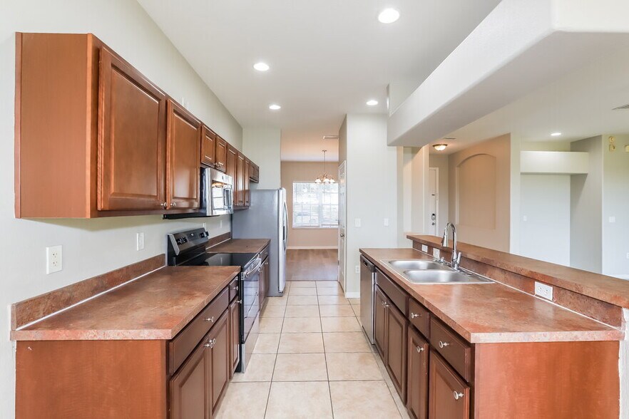 Building Photo - 2459 Hamlet Cir