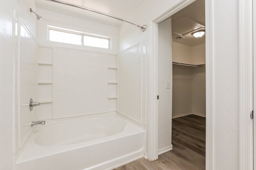 Building Photo - 1414 S 122nd Dr