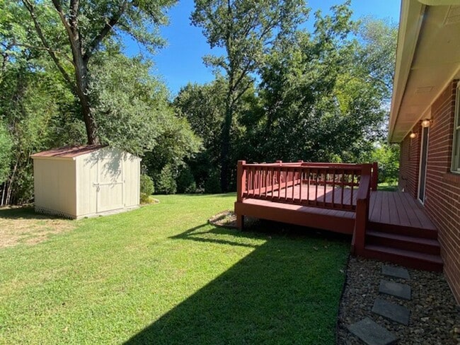 Building Photo - Adorable 2 Bedroom Home Near Downtown Rogers!