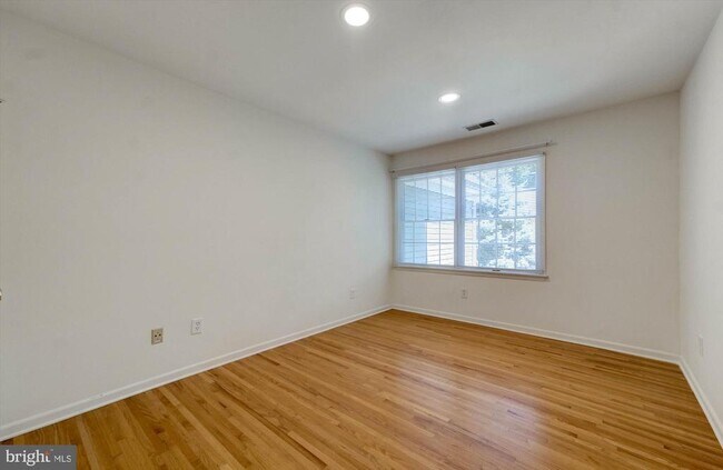 Building Photo - 27 Stonewall Cir
