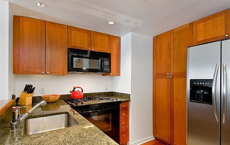 Kitchen - 400 Beale St, Unit #1110