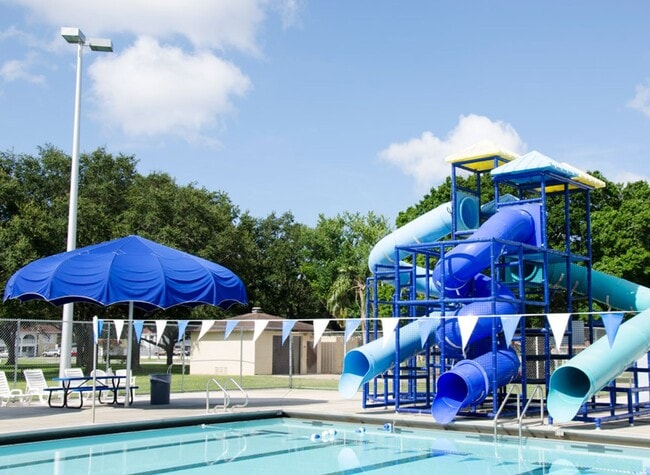 Building Photo - 3 Bedroom 2 Bath Spacious Home in Holiday Park