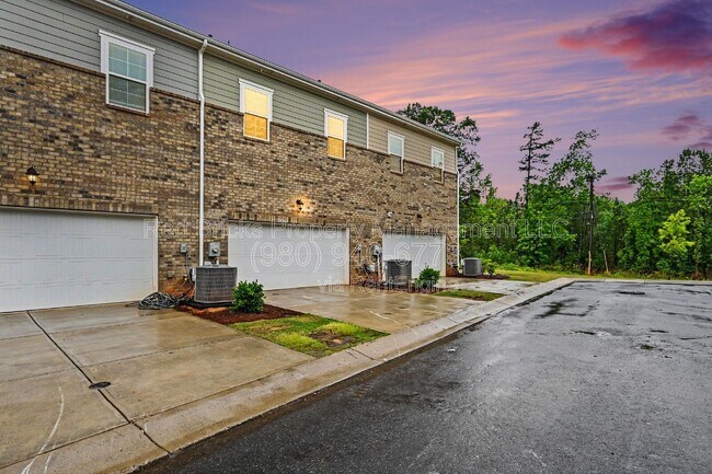 Building Photo - 8009 Whitegrove Rd