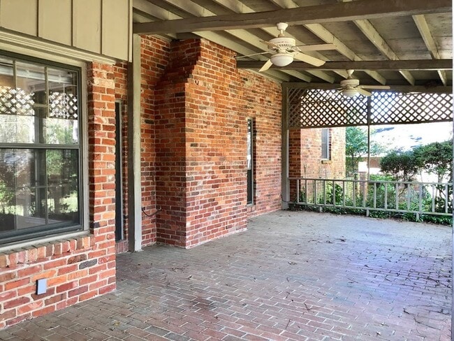 Building Photo - Gorgeous Interiors in this BONUS SPACE + 4...