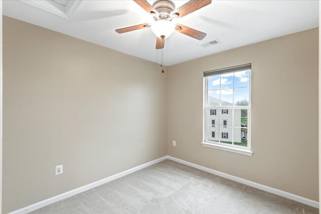 Building Photo - Charming 3-Level Townhome
