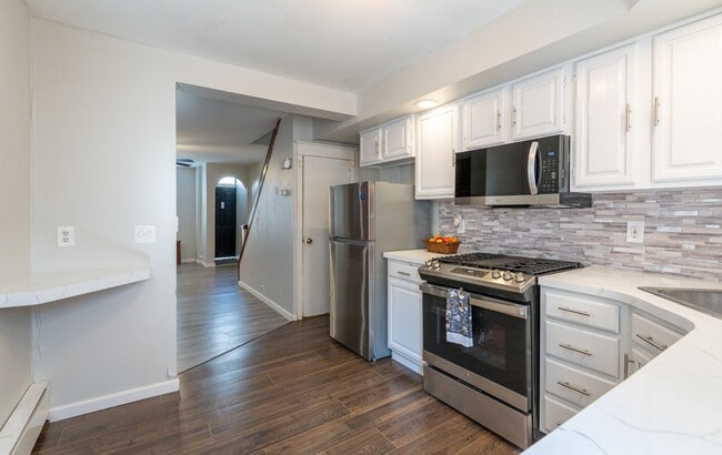 Building Photo - Newly rehabbed 3 bedroom