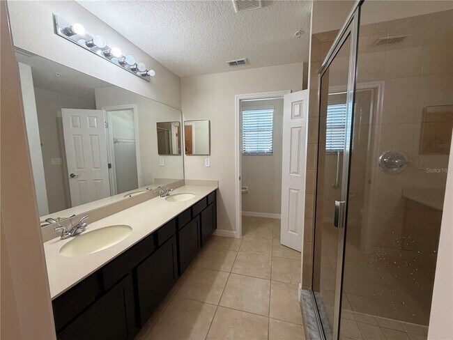 Building Photo - 2432 Seven Oaks Dr