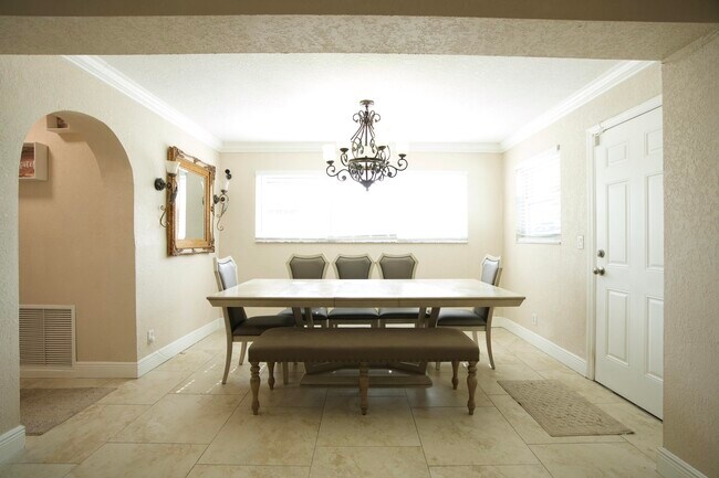 Building Photo - 2836 SW 4th Ct