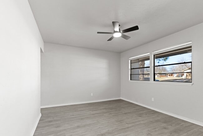 Building Photo - 1304 Pinewood Ct