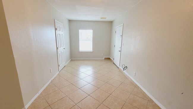 Building Photo - Charming 4 bedroom, 3 bath home in West Side El Paso!