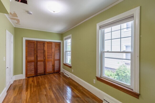 Building Photo - 10 Samoset St