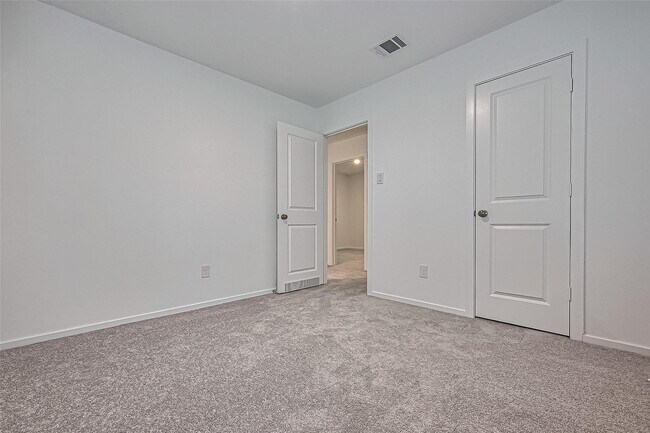 Building Photo - 27615 Village Cir Dr