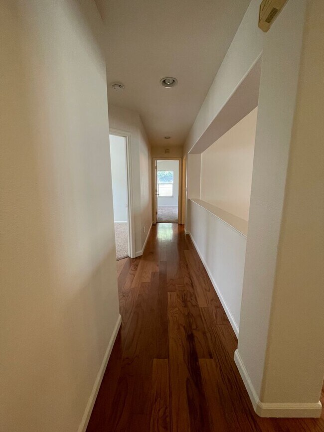 Building Photo - Charming single story home located on the ...