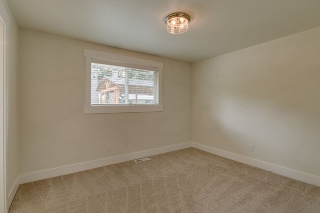 Building Photo - Amazing Updated Rambler in Kirkland with B...