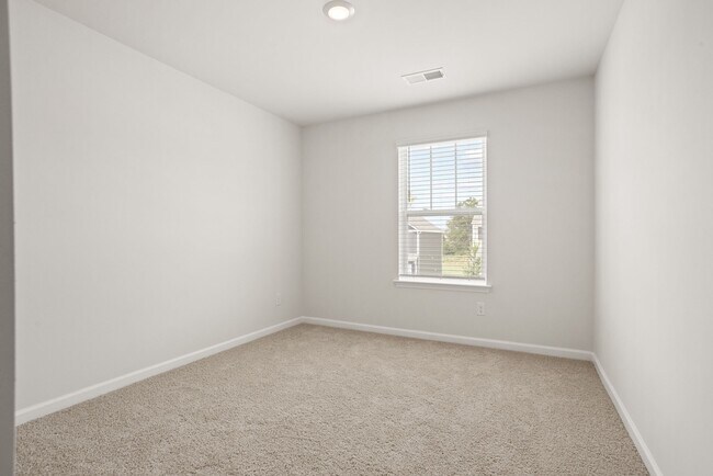 Building Photo - 215 Deskin Ln