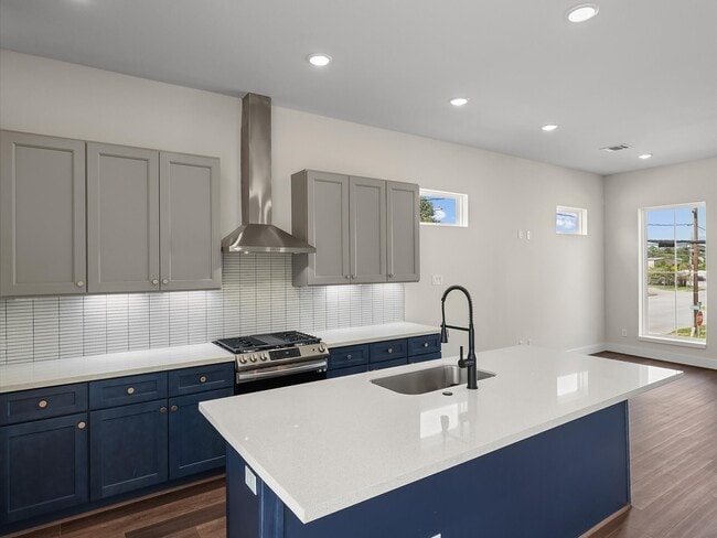 Building Photo - 3903 Pinemont Dr