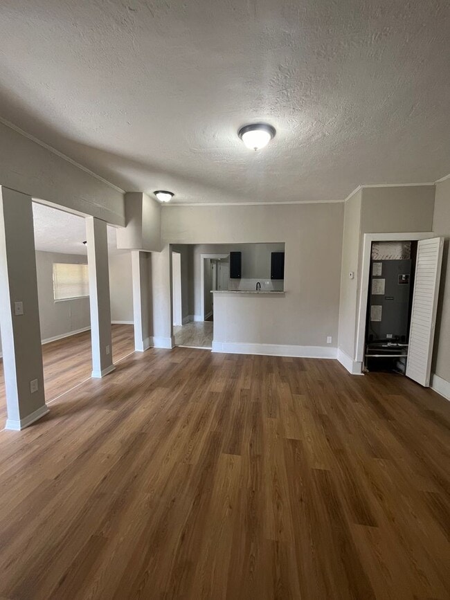 Building Photo - Plenty of Space!!