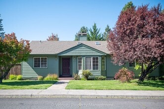 Building Photo - Clean & well kept, 3 bedroom, 2 bath!