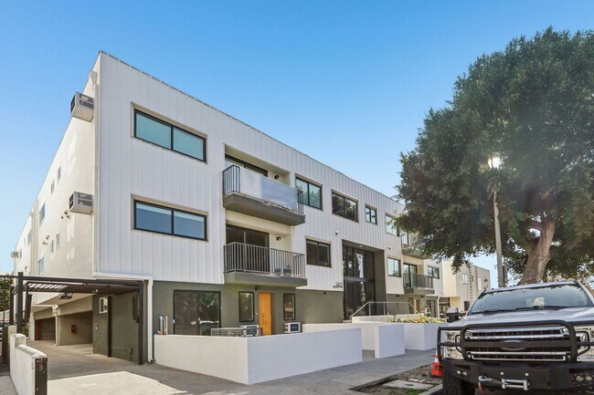 Building Photo - 1422 Tamarind Ave