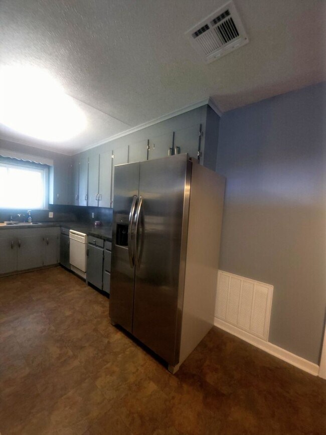 Building Photo - Charming 3-Bedroom Home for Rent – Spacious Backyard & Quiet Neighborhood!