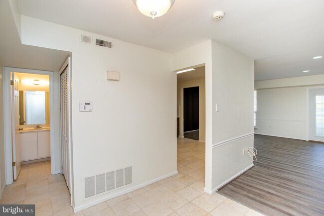 Building Photo - 1739 McNelis Dr