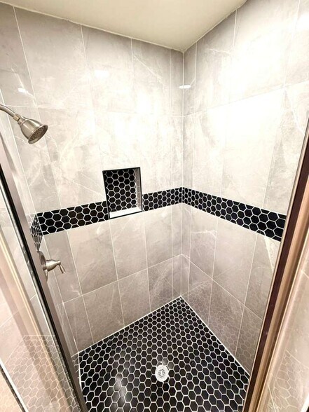 Building Photo - Luxury Apartments 2