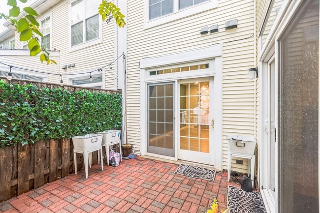 Building Photo - Bright & Spacious 3BR Townhome with Garage...