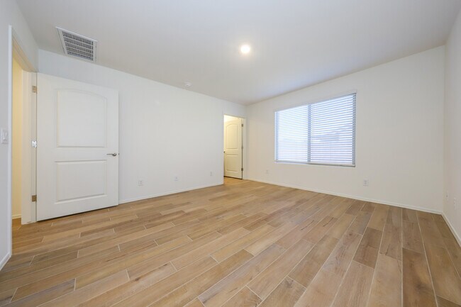 Building Photo - 9122 E Red Blf Ct