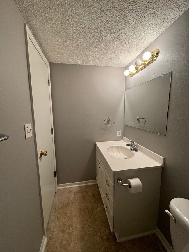 Building Photo - Coming Soon! Spacious Split-Level Duplex in Lee’s Summit