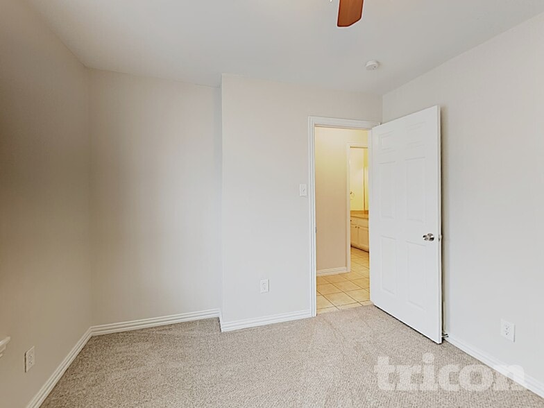 Building Photo - 822 Foxridge Dr