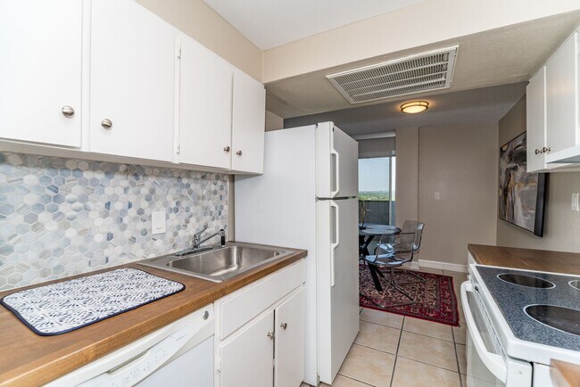 Building Photo - 7039 San Pedro Ave
