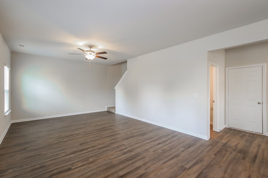 Building Photo - 3245 Bridgewood Dr