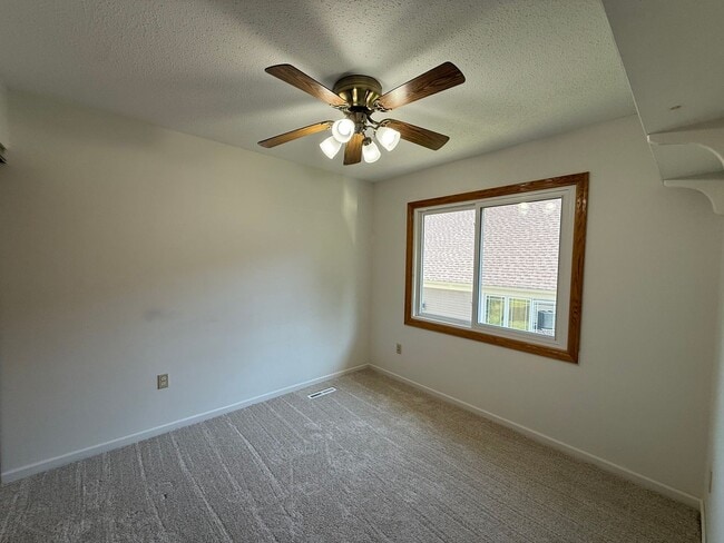 Building Photo - Woodbury 3 Bed 2 Bath Single Family Home