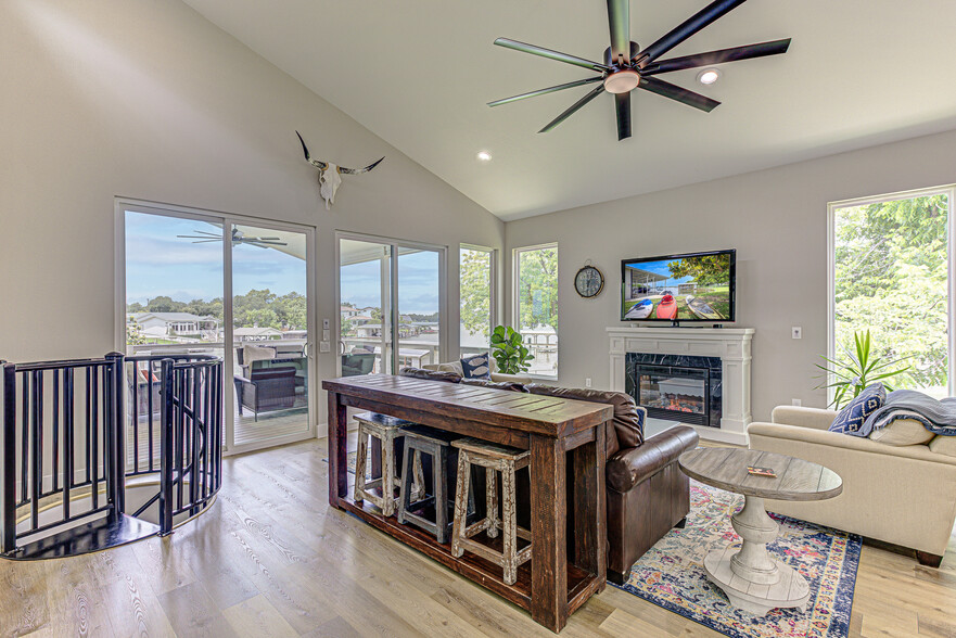 Living room with lake view - 707 N Shorewood Dr