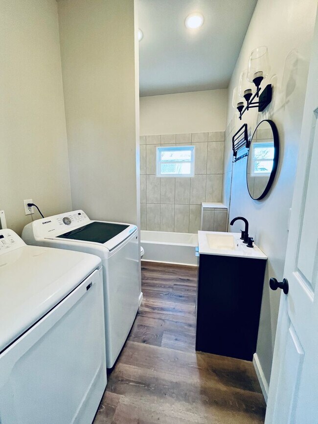 Building Photo - Modern 2BR/2BA with Bonus Room in Germanto...