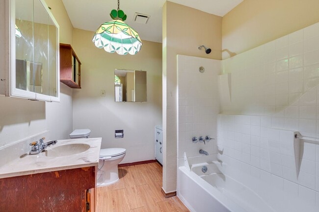 Building Photo - Urban Farmhouse - 2BD/2BA - Work Shop - Hu...
