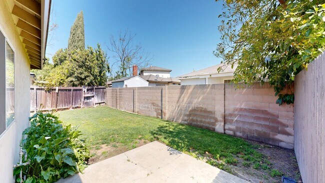 Building Photo - Ren Cir