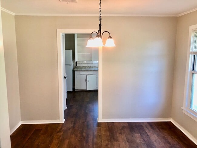 Building Photo - $500 OFF MOVE IN SPECIAL-DESIRABLE BENTON-...